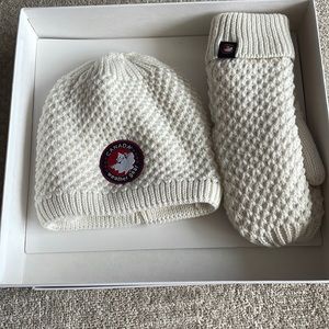 Canada weather gear gloves and hats
